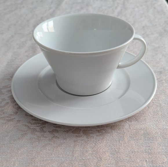 Crate& Barrel large cup and saucer. White porcelain. 350ml capacity. - Picture 3 of 4